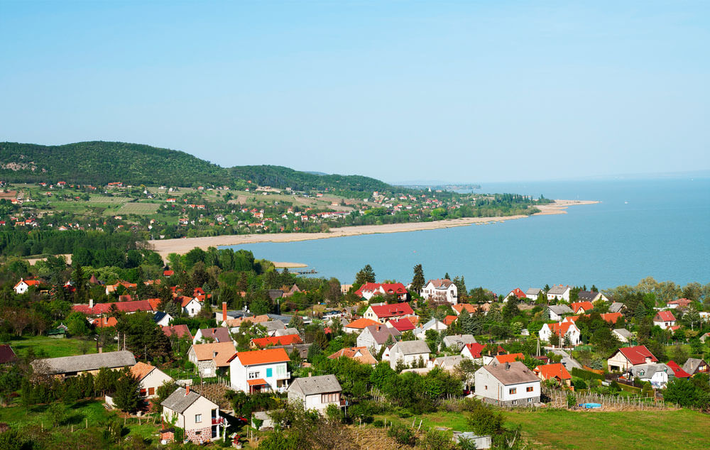 Kylä Balaton-järven rannalla. Kuva: Pgaborphotos / Shutterstock