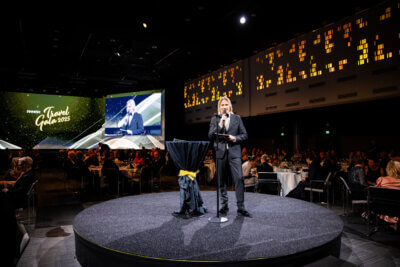 Finnish Travel Gala 2025 juontajana lavalla Sami Kuronen.