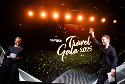 Finnish Travel Gala 2025 juontajana lavalla voittajatunnelmia.